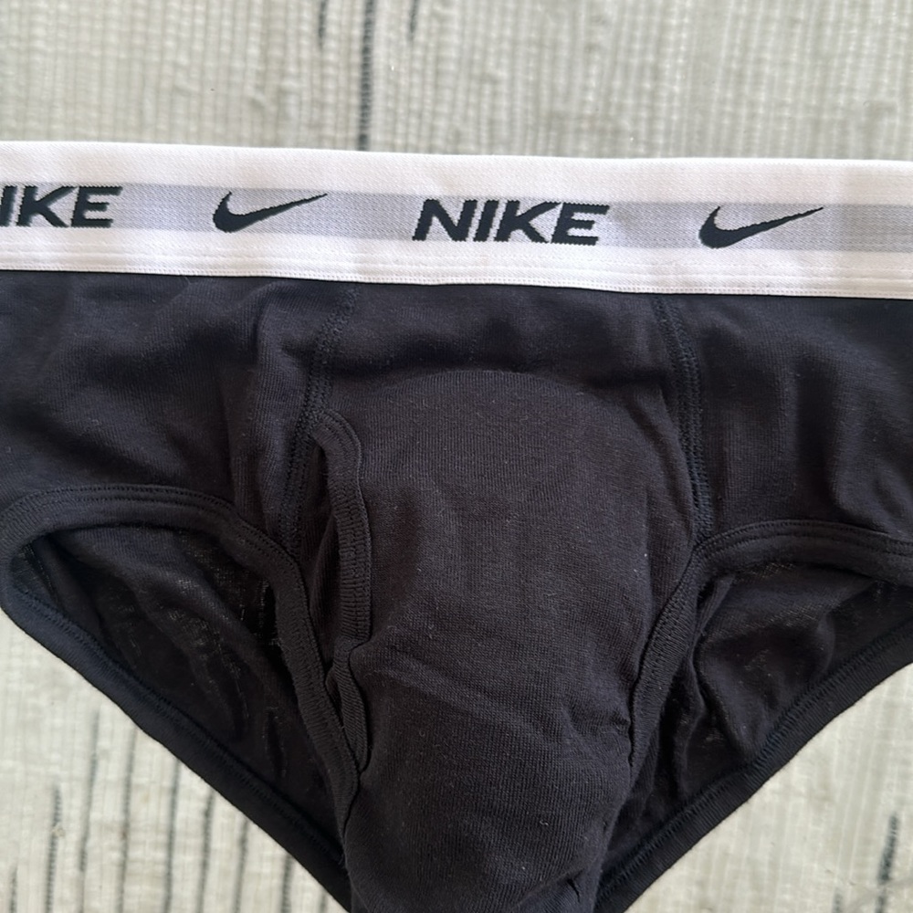 Nike - Picture 2 of 5